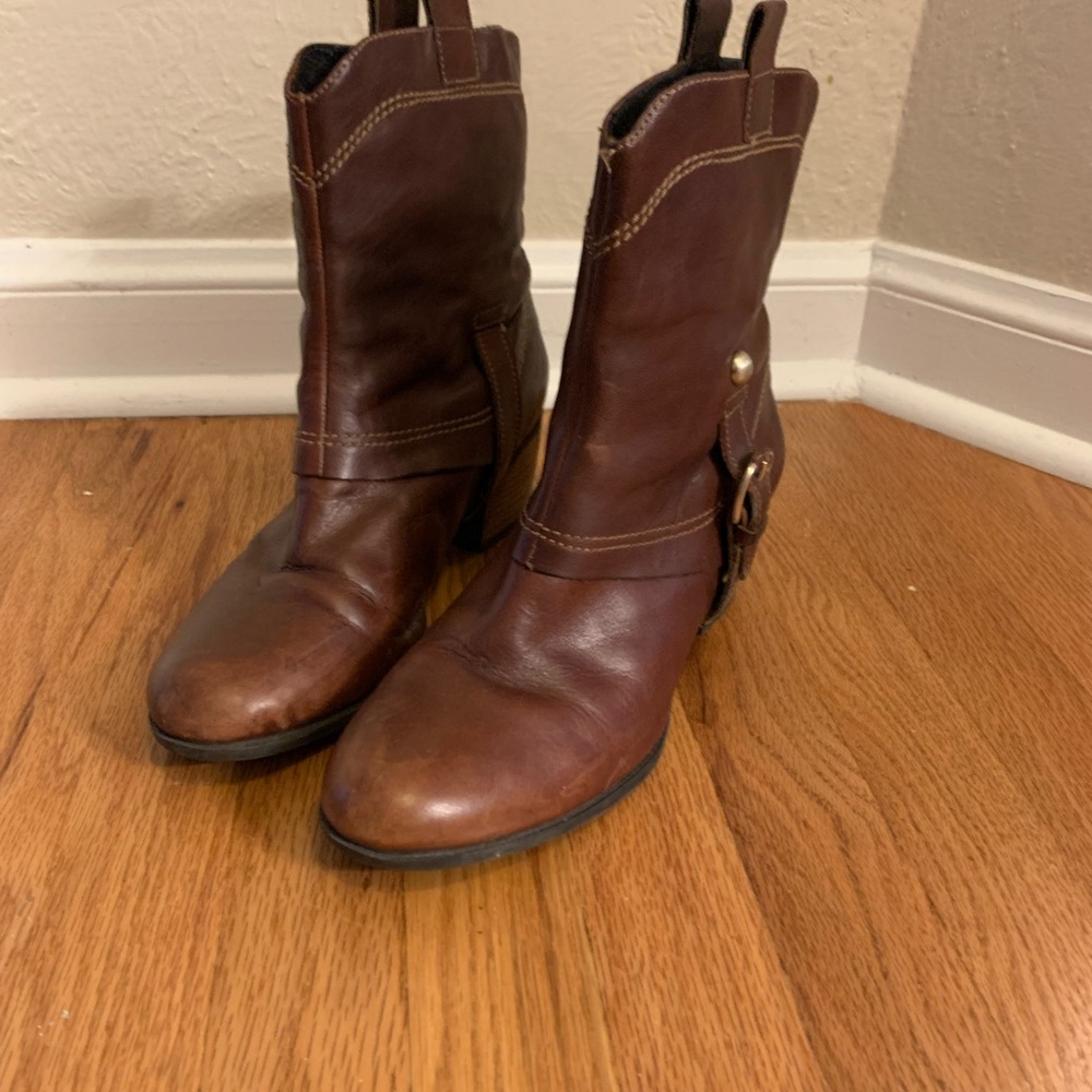 Clark’s brown leather boots. - Picture 5 of 16